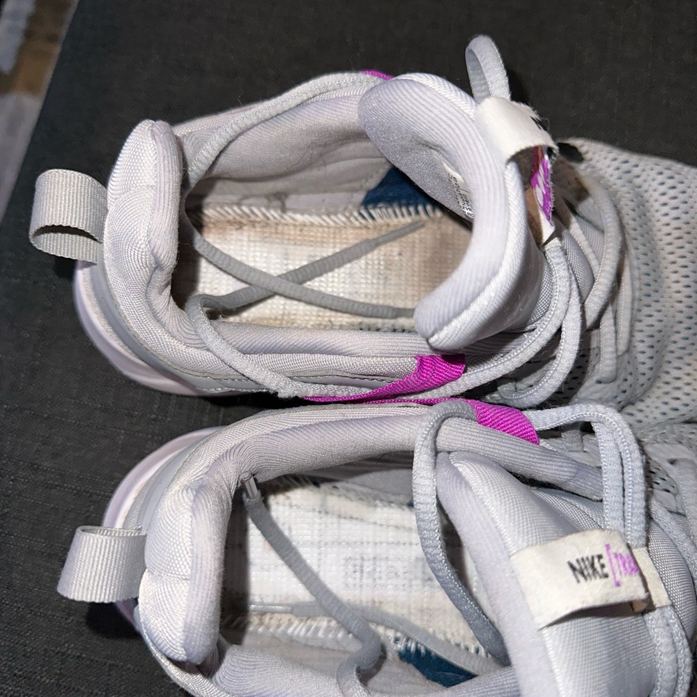 Nike Size 8.5 Women's Gray and Pink Athletic‎ Shoes - Picture 7 of 7